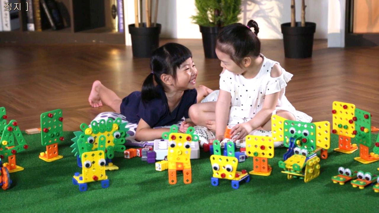 孩子们与 UARO 作品